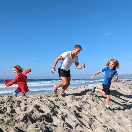 Family and friends moving, playing and training outdoors — I0269