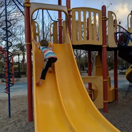 Family and friends moving, playing and training outdoors — I0600